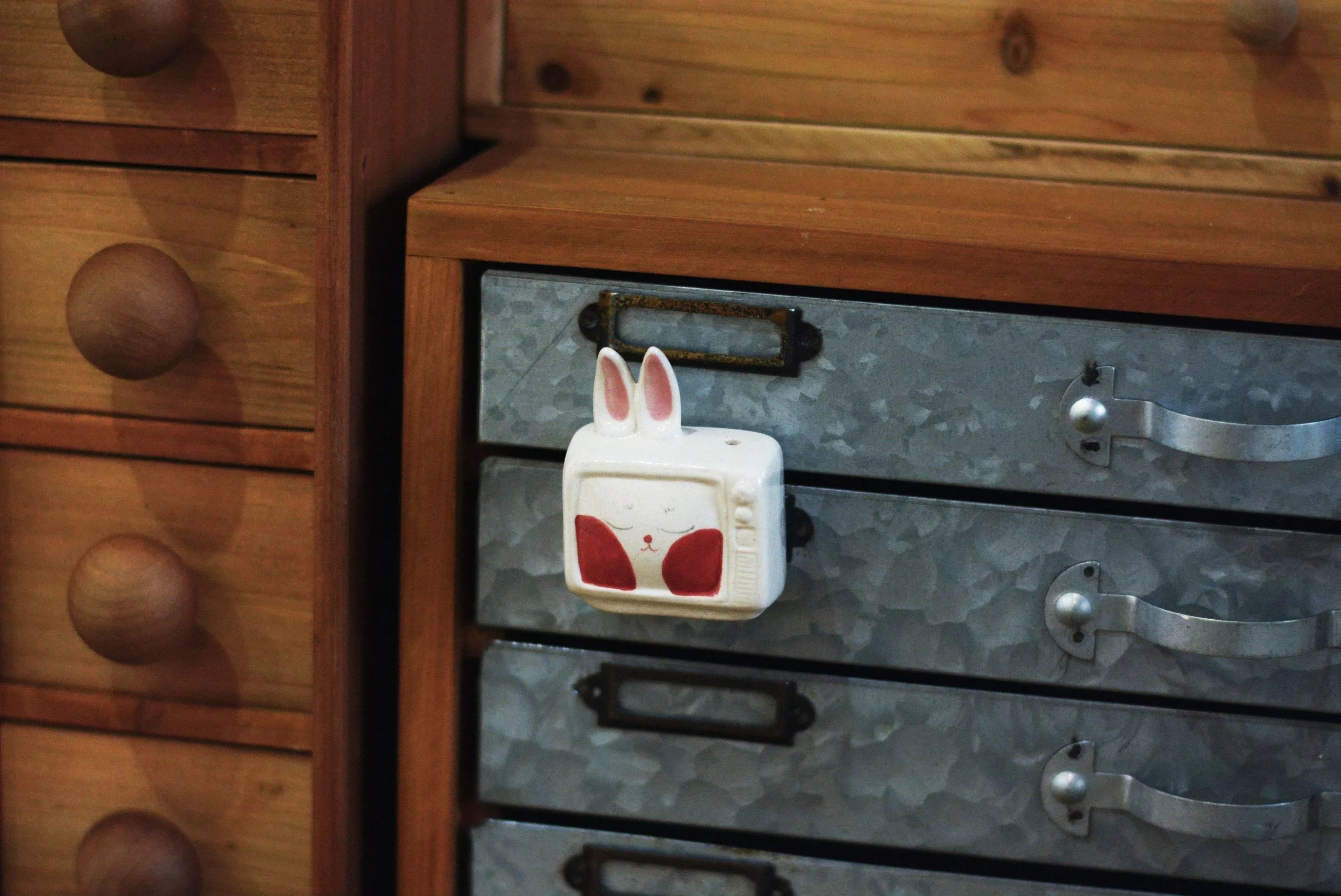 Rabbit refrigerator magnet | Television sculpture - PetCeramicArt